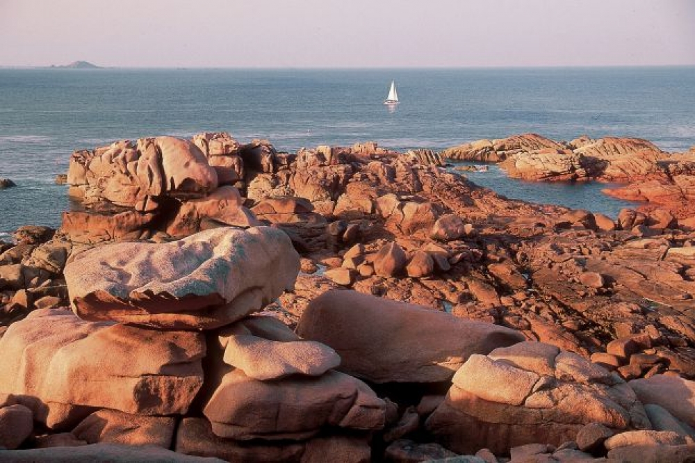 LA BRETAGNE; côte de granit rose et côte emeraude